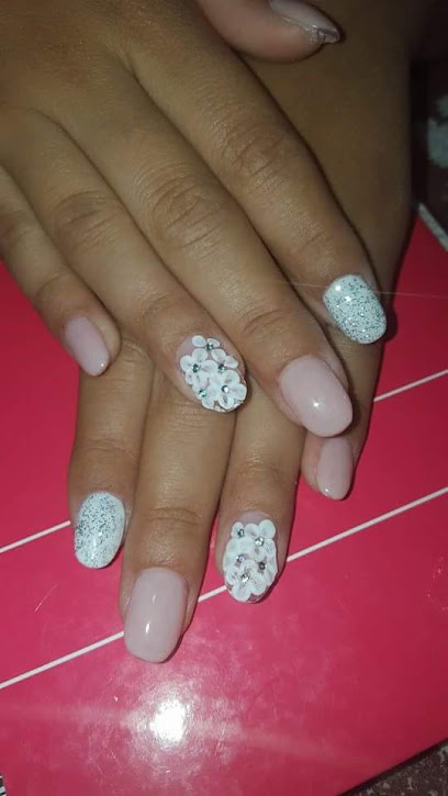 Oana Neacsu | Uñas de Porcelana | Salón de Uñas y Manicura en Alginet
