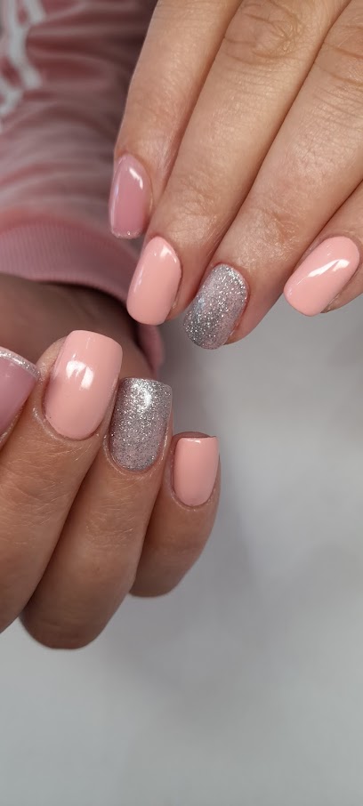 LAURA & NICOLETA | Salón de Uñas y Manicura en Zaragoza