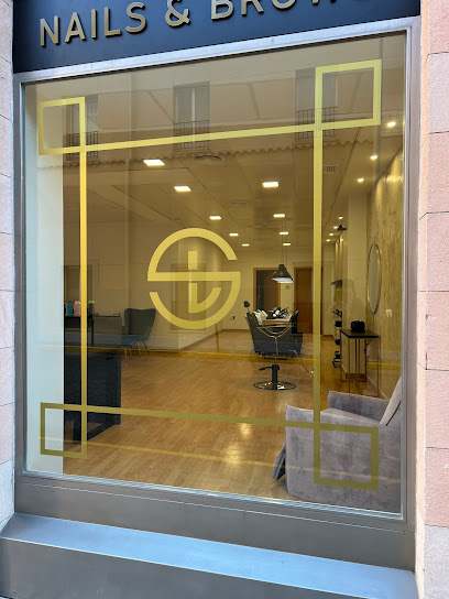 Sheyla López Studio & Academy | Salón de Manicura y Uñas en Badajoz / 