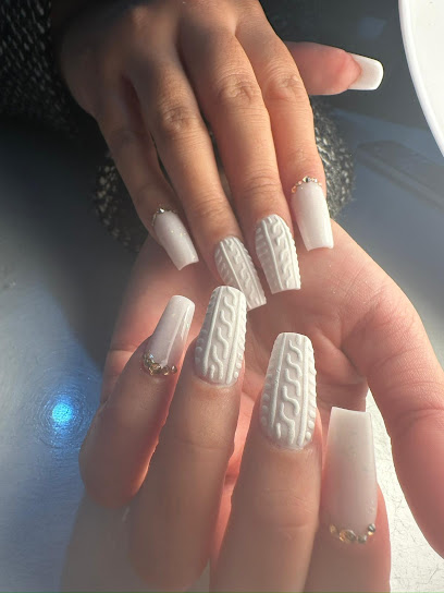 Moises Leon Nails | Salón de Manicura y Uñas en Madrid / 