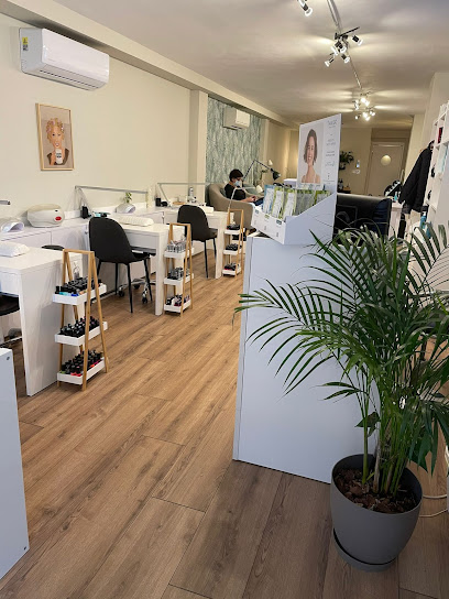 ROMA Salón de Belleza | Peluquería en Barcelona / 