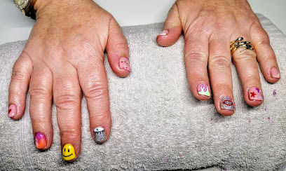 Esther y Valentina | Salón de Manicura y Uñas en Gijón / 