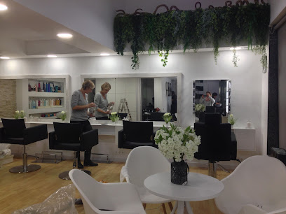PELUQUERIA A&R ESTILISTAS | Peluquería en Montcada i Reixac / Barcelona