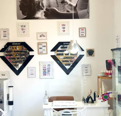 Julia Alvarez Nails&Hair.SEMILAC | Salón de Manicura y Uñas en Badajoz / 