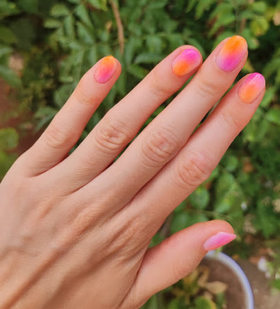 Hello Nails | El Llano del Real | Salón de Manicura y Uñas en Valencia / 
