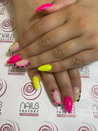 Nails Factory | Valdepasillas | Salón de Manicura y Uñas en Badajoz / 