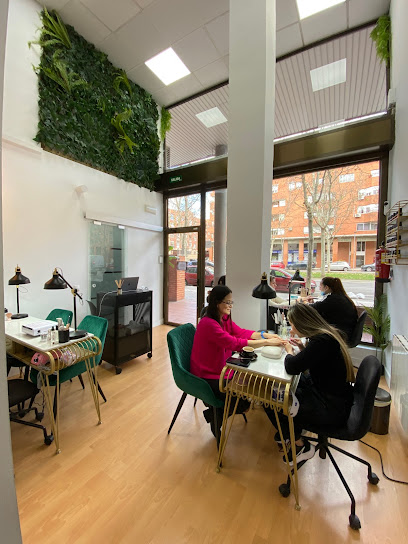 UNO A | VALLECAS | Salón de Manicura y Uñas en Madrid / 