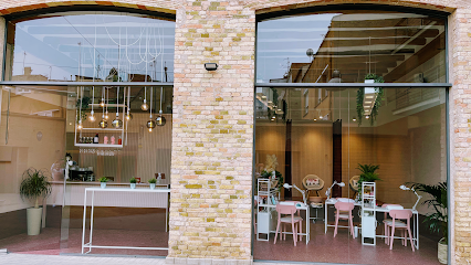 ERIKA Nails & Coffee House | Salón de Manicura y Uñas en Igualada / 