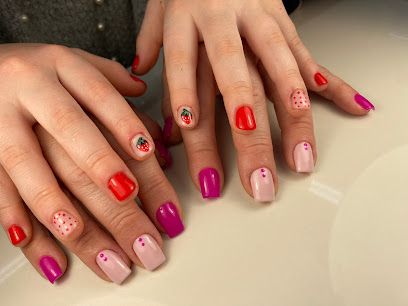 Elaine Oliveira | Salón de Uñas y Manicura en Carballo