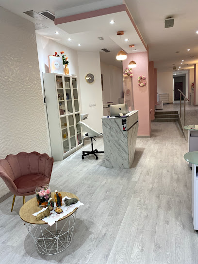 MC Centro de uñas y Estética | Peluquería en Valencia / 