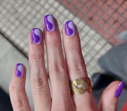 Hello Nails | Chamberí | Salón de Manicura y Uñas en Madrid / 