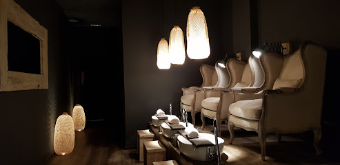 FLOR de MANILA | Nails & Beauty | Salón de Manicura y Uñas en Badalona / 