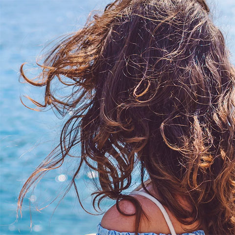 Cómo cuidar tu cabello en el verano: sol, playa y cloro de piscinas